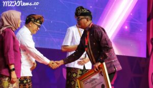 MenPAN RB Abdullah Azwar Anas memberikan ucapan selamat kepada Polda Sumsel melalui Karo Polda Sumsel, Kombes Pol Sudrajat Hariwibowo yang telah meraih Penghargaan Predikat WBBM (Foto: IST) 