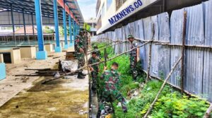 Anggota TNI Kodim 0404/Muara Enim sedang melaksanakan kerja bakti di lingkungan Pasar Inpres Muara Enim (Foto: IST) 