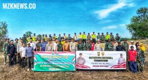 Danramil 403-07/ Simpang, Kapten Inf Robani bersama TNI- Polri dan Warga setempat Foto bersama usai pelaksanaan Penanaman ratusan pohon di Danau Kasmaran Desa Gemiung (Foto: IST) 