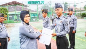 Kasubag TU Devi Damayanti saat memberikan Piagam Penghargaan (Predikat Karyawan Teladan) dan Pin kepada Alfin Jonadi ( Staf Pengelolaan Makanan) (Foto: IST)