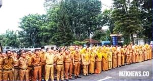 Seluruh ASN di lingkungan Pemkab Lahat saat mengikuti apel pagi (Foto: IST) 