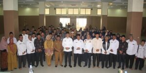 Kafilah MTQ Kab. Solok foto bersama dengan sejumlah Pejabat Pemda Kab. Solok sebelum bertolak menuju Solok Selatan (Foto: IST)