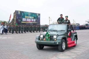 Pangdam II/Sriwijaya, Mayjen TNI Yanuar Adil memeriksa barisan pasukan di upacara Peringatan Hari Juang TNI AD Ke-78 Tahun 2023 (Foto: IST)