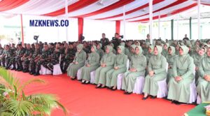 Prajurit TNI AD bersama Ibu- ibu Persit Wilayah Kodam II/Sriwijaya mendengarkan arahan Pangdam II/Sriwijaya di Kodim 0404/ Muara Enim (Foto: IST) 