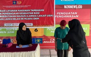 Nakes Lapas Kelas II Muara Enim, melakukan pengecekan Kesehatan Para Warga Binaan terutama para Lansia (Foto: IST) 