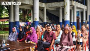 Puluhan Warga Kota Muara Enim, saat mendengarkan arahan Kasat Binmas Polres Muara Enim, AKP Ferdianto di acara Giat Jum'at Curhat Polres Muara Enim (Foto: IST) 