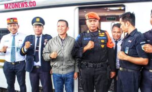 Pangdam II/ Swj, Mayjen TNI Yanuar Adil sebelum Kunker ke Kota Lubuk Linggau berkunjung ke Stasiun KA Lahat foto bersama Unsur Petugas KA di Stasiun KA Kabupaten Lahat (Foto: IST) 