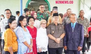 Pj. Bupati Muara Enim didampingi Pj. Ketua PKK dan Danyon 5 Serbu Dwi Pangga Ceta foto bersama Panatua GPIB Karunia dan para Jemaat di momen Natal 2023 (Foto: IST) 