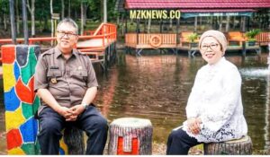 Foto: Pj. Bupati disela kunjungan kerjanya foto bareng Ketua TP PKK Kab. Muara Enim berlatar Belakang pemandangan Indah Danau Shuji Kecamatan Lembak (Foto: IST)