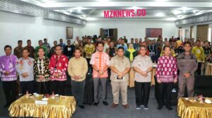 Pj. Bupati, Sekdakab Muara Enim, Asisten, Stafli, Kepala OPD Lingkup Pemkab Muara Enim, Camat se-Kabupaten Muara Enim, Para Kades serta Nara Sumber, foto bersama di acara Peringatan Hari Antikorupsi 2023 (Foto: IST) 