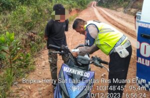 Bripka Herry Satlantas Polres Muara Enim, saat memeriksa kelengkapan Surat Motor (Foto: IST) 