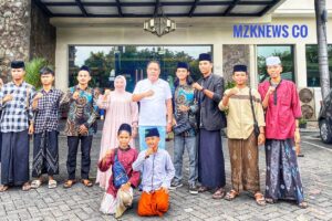 H.Cik Ujang dan Hj. Lidyawati Cik Ujang bersama para Santri asal Lahat yang sedang menimba ilmu di Pesantren Jawa Timur (Foto: IST)