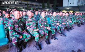 Para Prajurit TNI AD Kodam ll/Swj, menonton Kaledoskop dan Nobar film " Merah Putih Memanggil" di Halaman Makodam II/Swj, pada malam pergantian Tahun 2023 ke 2024 (Foto: IST) 