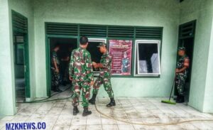 Personel Koramil 404-07/ Muara Enim, membersihkan halaman Kantor Koramil (Foto: IST)