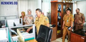 Pj. Bupati mengcek absensi kehadiran ASN, di salah satu ruangan Pemkab Muara Enim (Foto: IST)