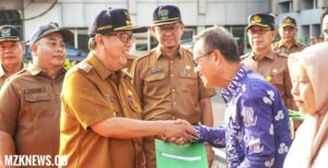 Pj. Bupati mengucapkan selamat dan terima kasih kepada Kabid PKP Diskominfo Kab. Muara Enim, Abdul Roni Darus yang telah mengabdi dan berkarir selama 38 tahun 3 Bulan, sekaligus menyerahkan SK Pensiun PNS dan Dana Purna Bakti Korpri secara Simbolis (Foto: IST)Â