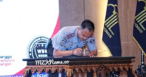Ka. Lapas Kelas IIB Muara Enim, Muklisin Fardi menandatangani Fakta Integritas dan Perjanjian Kinerja di lingkungan Kanwil Kemenkumham Sumsel (Foto: IST)