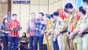 Pj. Bupati Muara Enim saat menerima bantuan hasil Tehnis RDTR dari Kementerian ATR/BPN yang diserahkan langsung oleh Menteri ATR/Kepala BPN, Hadi Tahjanto (Foto: IST)Â