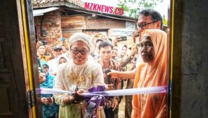 Foto: Pj. Bupati Muara Enim, H. Ahmad Rizali bersama Pj. Ketua TP PKK saat meresmikan rumah layak huni untuk penerima manfaat program bedah RTLH menjadi rumah layak huni (Foto: IST)