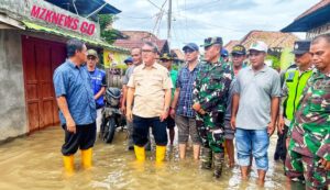 Pj. Bupati Muara Enim bersama Kasdim dan Anggota Kodim 0404 Muara Enim, Anggota Polres Muara Enim beserta dinas terkaitnya saat meninjau lokasi terdampak banjir (Foto: IST)Â