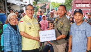 Pj. Bupati Muara Enim didampingi Pj. Ketua TP PKK menyerahkan bantuan secara simbolis yang diterima Kepala Desa untuk disalurkan kepada warga terdampak banjir (Foto: IST) 