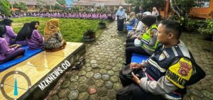 Satlantas Polres Muara Enim, Iptu Rama Julianti didampingi Personel Satlantas, Bhabinkamtibmas Polres Muara Enim saat sosialisasi tertib lalu lintas kepada para pelajar SMPN 7 Muara Enim (Foto: IST) 