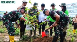 Dandrem 044/Gapo dan Dandim O404/ Muara Enim Pemkab Pali melakukan Penanaman pohon di Desa Benakat Minyak dalam rangka Penghijauan kembali wilayah hutan di Provinsi Sumsel (Foto: IST) 