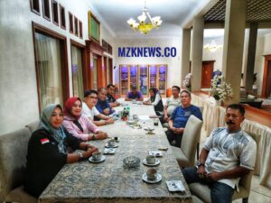 Koordinator Penggalangan dana korban banjir Palen Satria, S.H., bersama rekan ormas, Media dan Perwakilan PT SBS, saat melaporkan kegiatan dan schedule penyerahan bantuan kepada warga terdampak banjir kepada Pj. Bupati Muara Enim, (Foto: IST)