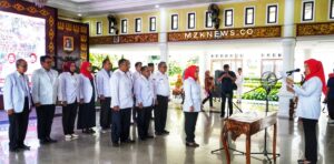 Ketua PMI Sumsel, Hj. Febriana Lustia saat melantik Hj. Rose Mafiana sebagai Ketua PMI Kab. Muara Enim (Foto: IST)Â