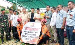 Disaksikan Pj. Bupati Muara Enim, didampingi. Palen Satria, S.H., TNI- Polri, saat Senior Sekper PT SBS menyerahkan bantuan secara simbolis kepada warga Kec. Benakat yang terdampak musibah banjir (Foto: IST) 