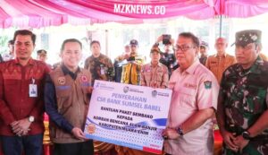 Pj. Gubernur Sumsel bersama Pj. Bupati Muara Enim didampingi Dandim 0404/ Muara Enim memperlihatkan bantuan Paket Sembako dari CSR Bank Sumsel Babel untuk Masyarakat Kabupaten Muara Enim yang terdampak musibah banjir (Foto: IST)Â