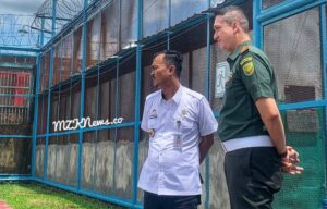 Dansubdenpom Muara Enim, Letda CPM Yanuar Rahman dalam kunjungannya bersama Ka. Lapas Kelas II B Muara Enim Muklisin Fardi meninjau Fasilitas di dalam Lapas Muara Enim (Foto: IST)Â