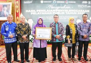 Pj. Bupati Muara Enim bersama Unsur OPD terkait yang berhasil mendapat penilaian Pelayanan Publik Katagori A (Hijau) dari Ombusman RI (Foto: IST) 