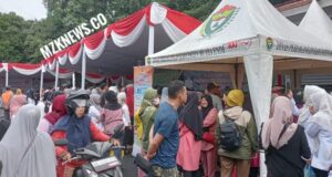 Antusias Masyarakat Muara Enim mengunjungi dan berbelanja di Pasar Murah yang digelar Pemkab Muara Enim di halaman Kantor Diskominfo Muara Enim (Foto: IST)Â