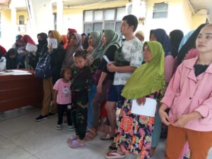 Masyarakat Kabupaten Lahat saat mengantri dalam pengambilan nomor antrian untuk pembelian sembako murah (Foto: IST)Â