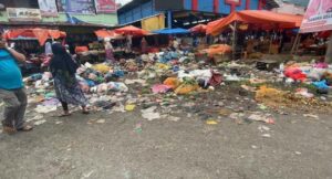 Tumpukan sampah di Pasar Tradisional Tanjung Bajure Kota Sungai Penuh, yang sudah beberapa hari menumpuk (Foto: IST)Â