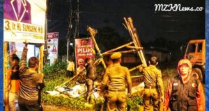 Petugas Satpol PP Kab. Muara Enim sedang membongkar APK berbagai bendera Parpol dan Caleg di wilayah Kab. Muara Enim (Foto: IST)Â