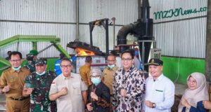 Pj. Bupati Muara Enim bersama Vice Presiden PTBA, Dandim 0404 Muara Enim Ketua PKK, Stafli, Unsur OPD Kab. Muara Enim foto di acara Launching mesin Pemusnah sampah IPI AWS 50 dari PTBA (Foto: IST) 