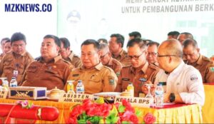 Sekdakab Muara Enim Yulius bersama Stafli Bupati Muara Enim, di Musrembang Kec. Belida Darat tahun 2024 (Foto: IST) 