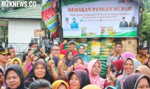 Pj. Bupati Muara Enim, H. Ahmad Rizali disambut Antusias warga Kec. Sungai Rotan di kegiatan pasar murah (Foto: IST)Â