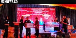 Asisten I Pemkab Lahat Rudi Thamrin bersama Pincab Bank Sumsel Babel Lahat menyerahkan sertifikat kepada Nasabah Bank Sumsel Babel (Foto: IST) 