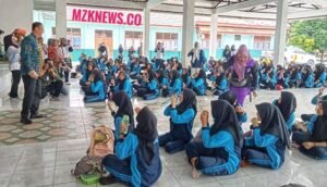 Anak-anak sekolah saat mendengarkan arahan dari Pj. Bupati terkait pentingnya masalah kesehatan sejak dini (Foto: IST) 