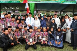 Pj. Bupati Muara Enim didampingi Pj. Ketua TP PKK bersama Dandim 0404 Muara Enim dan Sekdakab Muara Enim Yulius Foto bersama peserta MTQ (Foto: IST) 