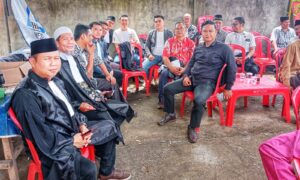 Pengurus DPC Peradi Muara Enim saat melayat di rumah Duka Almarhumah Walamah, S.H., M.H., (Foto: IST)Â