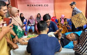 Petugas medis RS Bukit Asam Medika saat melakukan khitan anak laki-laki warga Kecamatan Tanjung Agung dirangkaikan acara HUT PTBA ke-43 tahun 2024 (Foto: IST) 