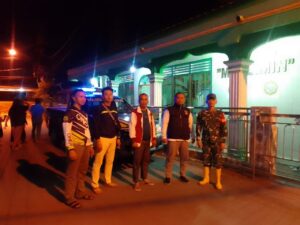 Babinkamtibnas, Babinsa, Ketua RW dan Ketua RT sebelum melakukan kegiatan Patroli di Kelurahan Pasar Bawah dan Kelurahan Kota Jaya (Foto: IST)Â