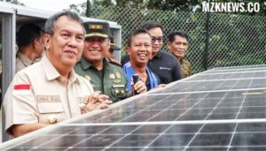 Pj. Bupati Muara Enim bersama Dandim 0404 Muara Enim didampingi Direktur SDM PTBA meninjau langsung PLTS yang dibangun PTBA di Desa Muara Lawai, Muara Enim (Foto: IST)