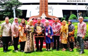 Pj. Bupati bersama Pj. Ketua TP PKK Kabupaten Muara Enim, Stafli Ekonomi, Keuangan & Pembangunan dan Kabid Sampah Limbah B3, Camat Kota Muara Enim, foto bersama di depan Kantor Lingkungan Hidup RI Jakarta (Foto: IST)Â