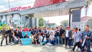 Massa Forum Pembela Muara Enim foto bersama di depan Kantor Gubernur Sumsel (Foto: IST)Â
