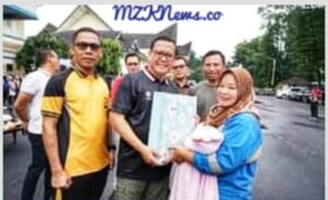 Pj. Bupati didampingi Kapolres Lahat memberikan penghargaan kepada salah satu Petugas Kebersihan Kota Lahat (Foto: IST) 